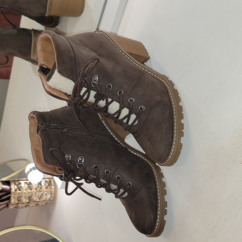 Womans heeled boot